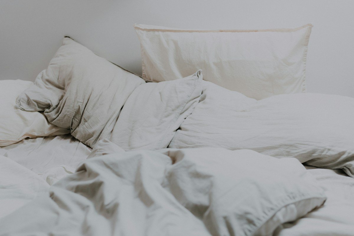White pillows and bedding, rest during the first days after implant surgery