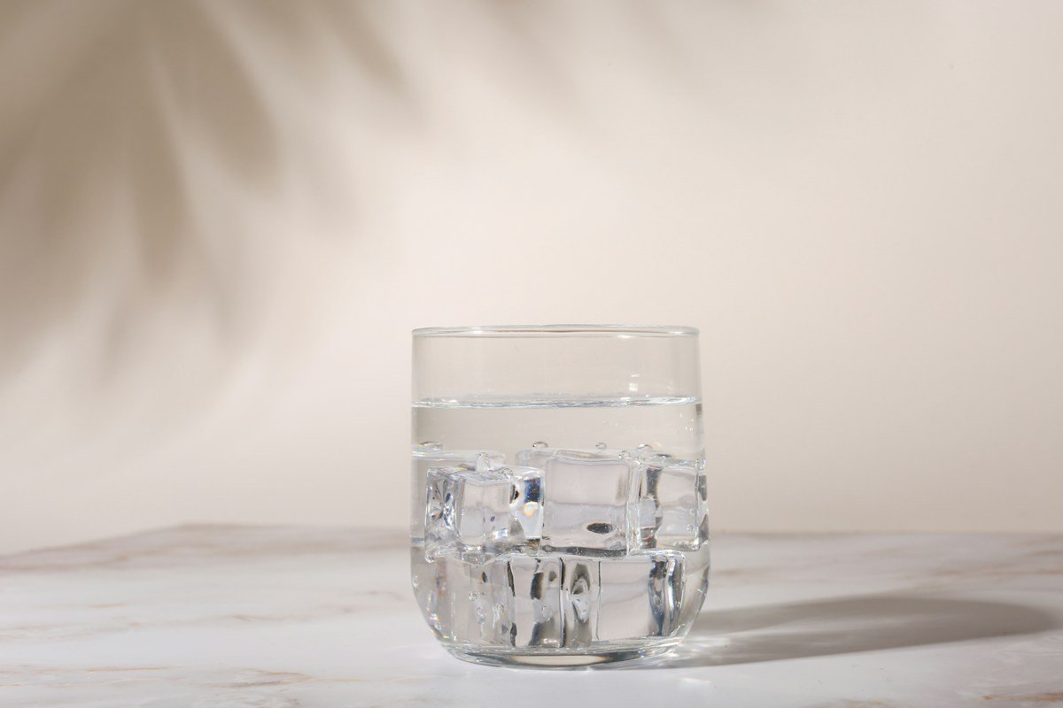 Glass of iced water, cold sensitivity is an early sign of an inflamed tooth nerve