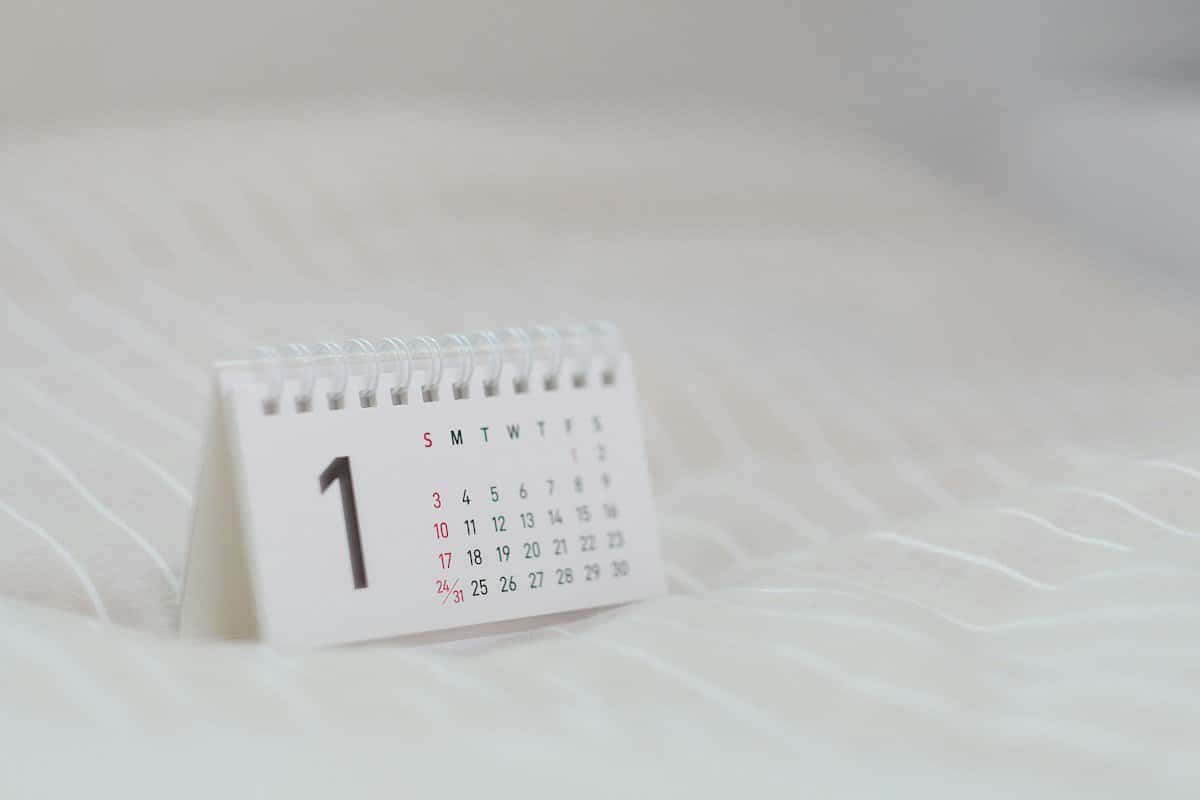 Small desk calendar, book the dental follow-up within days of an ER visit